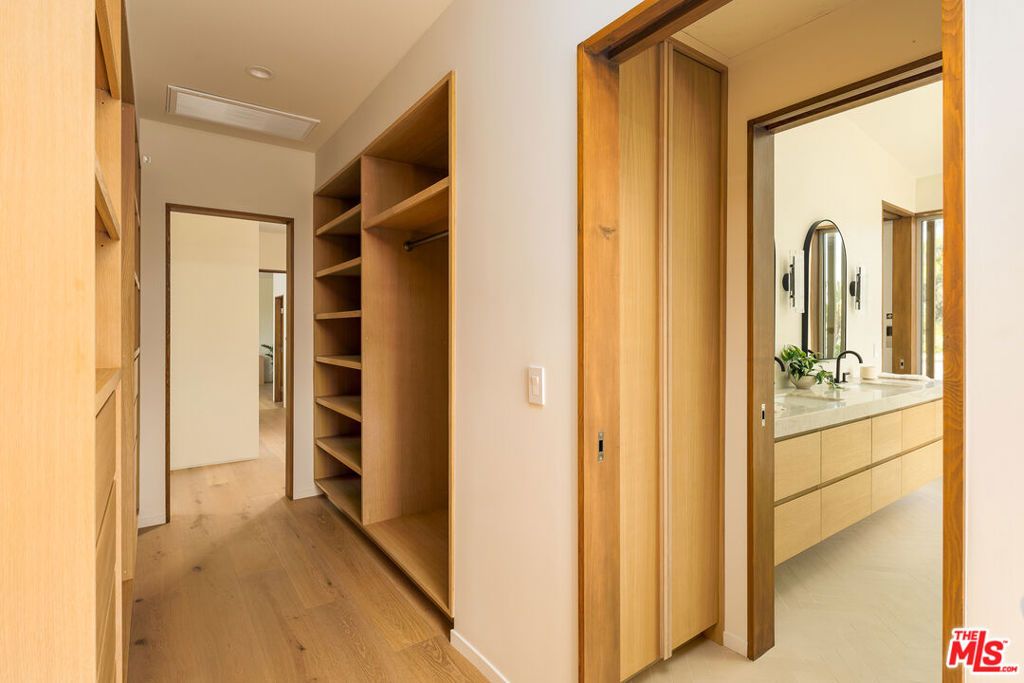 Image 44 of property listing at 2132 Walnut Avenue, Venice, CA 90291
