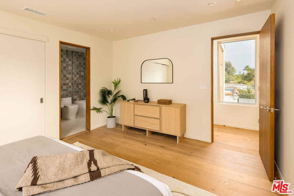 Image 48 of property listing at 2132 Walnut Avenue, Venice, CA 90291