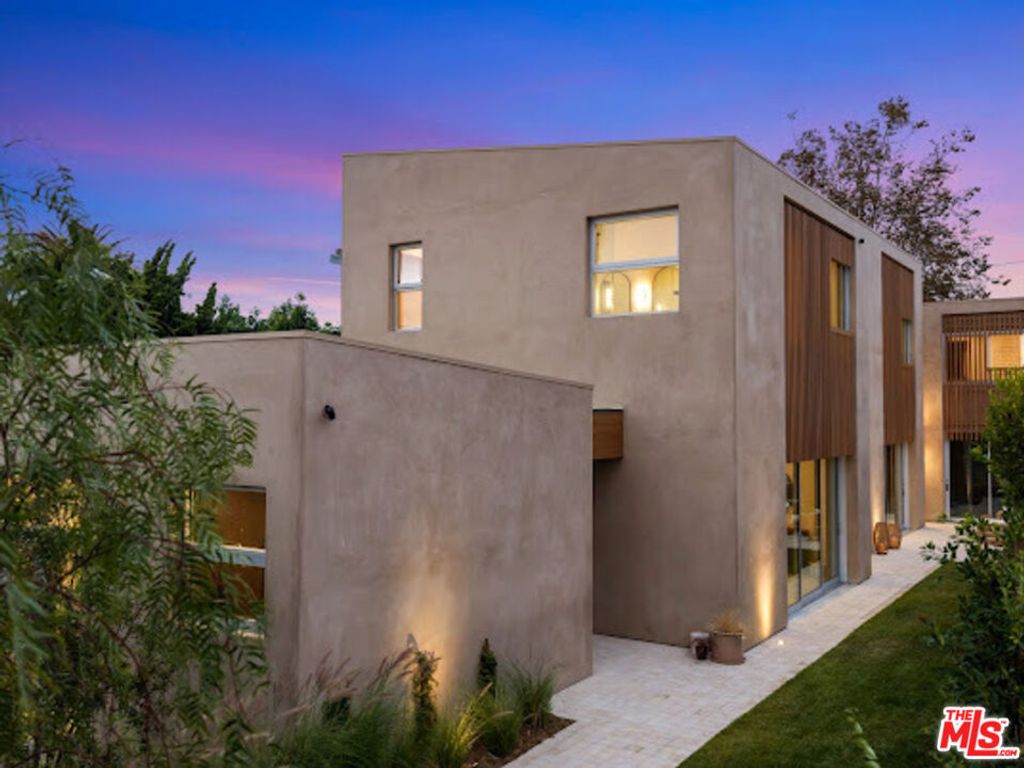 Image 5 of property listing at 2132 Walnut Avenue, Venice, CA 90291