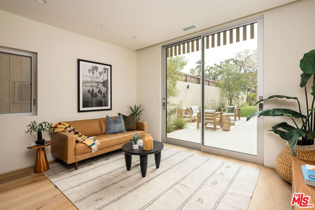Image 53 of property listing at 2132 Walnut Avenue, Venice, CA 90291