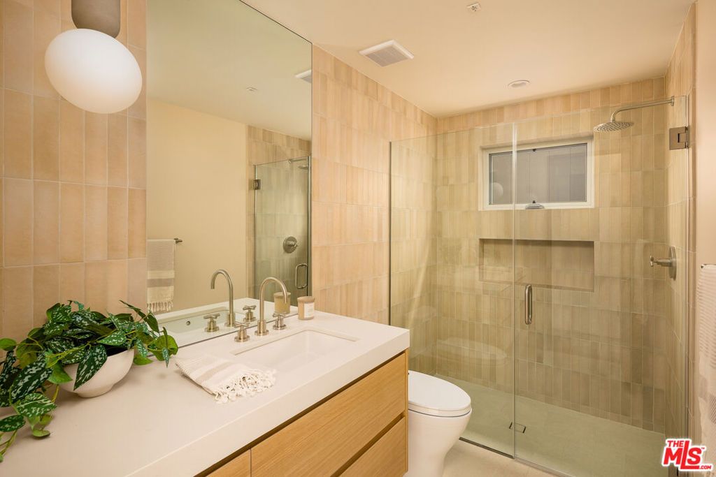 Image 55 of property listing at 2132 Walnut Avenue, Venice, CA 90291