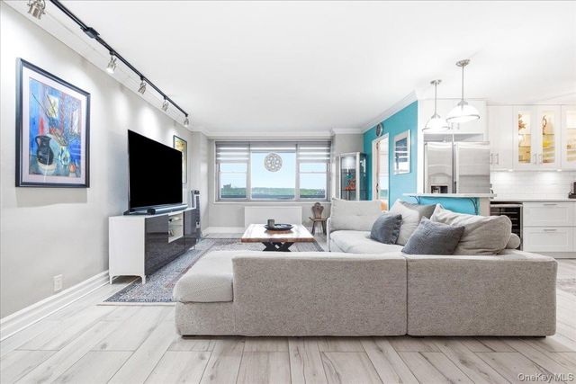 70-25 Yellowstone Boulevard 9J, Forest Hills, NY 11375