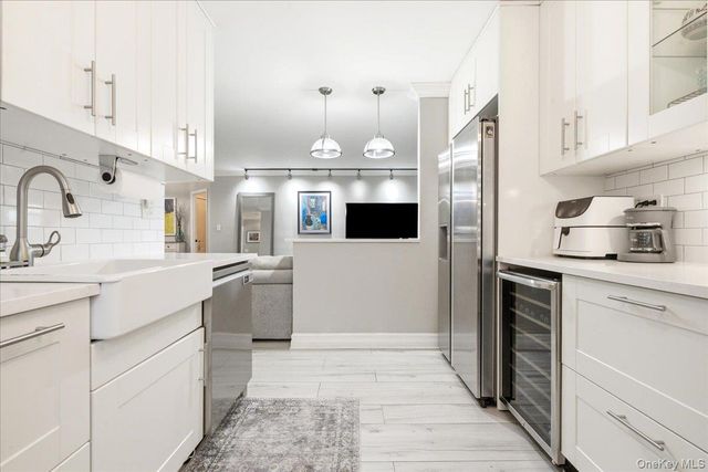 70-25 Yellowstone Boulevard 9J, Forest Hills, NY 11375