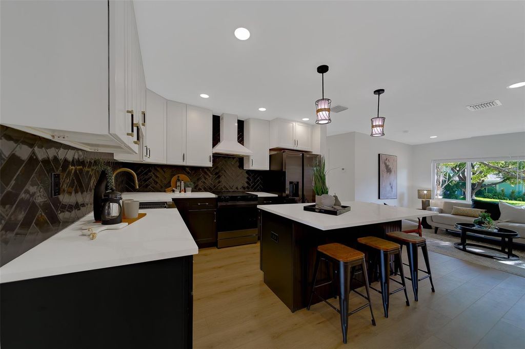 Image 14 of property listing at 1274 ROBIN HOOD LANE, Dunedin, FL 34698