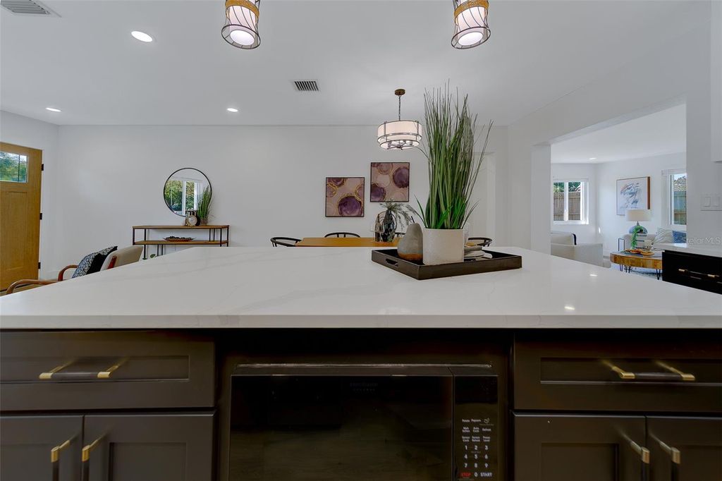 Image 15 of property listing at 1274 ROBIN HOOD LANE, Dunedin, FL 34698