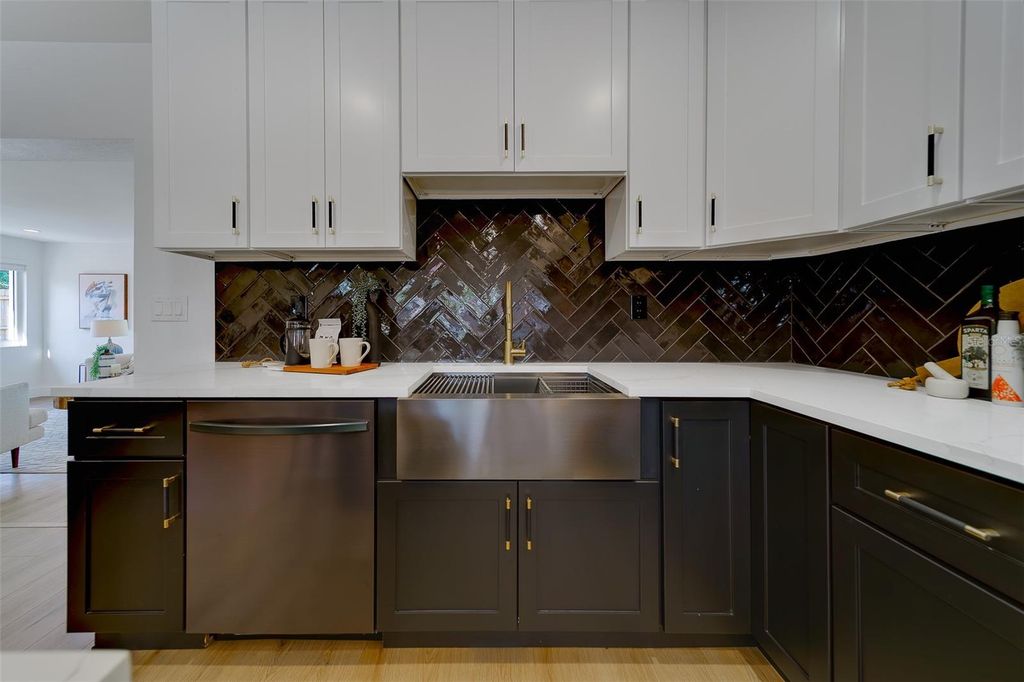 Image 16 of property listing at 1274 ROBIN HOOD LANE, Dunedin, FL 34698