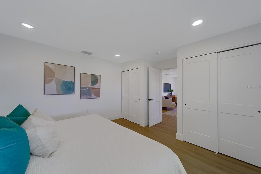 Image 18 of property listing at 1274 ROBIN HOOD LANE, Dunedin, FL 34698