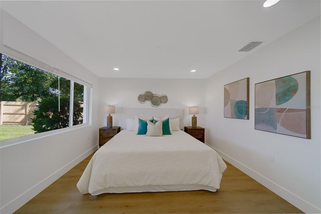 Image 20 of property listing at 1274 ROBIN HOOD LANE, Dunedin, FL 34698