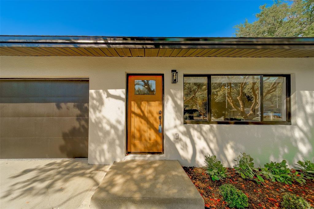 Image 3 of property listing at 1274 ROBIN HOOD LANE, Dunedin, FL 34698