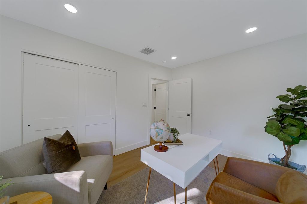 Image 24 of property listing at 1274 ROBIN HOOD LANE, Dunedin, FL 34698