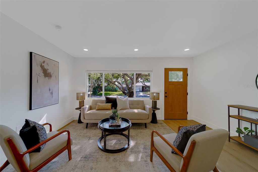 Image 4 of property listing at 1274 ROBIN HOOD LANE, Dunedin, FL 34698