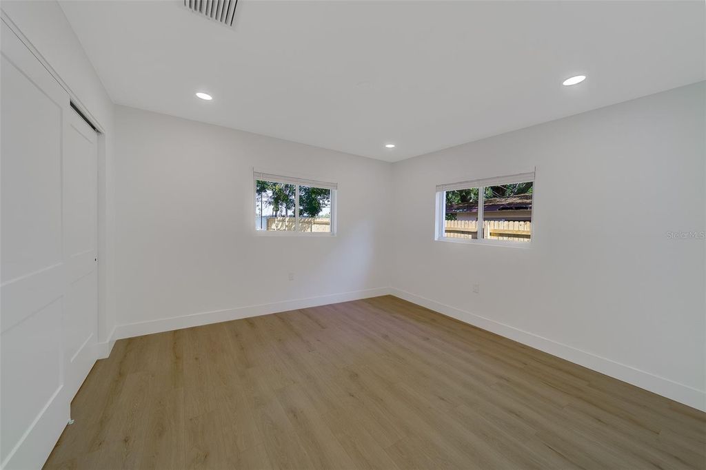 Image 32 of property listing at 1274 ROBIN HOOD LANE, Dunedin, FL 34698