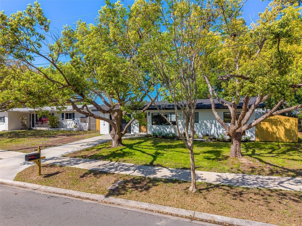 Image 38 of property listing at 1274 ROBIN HOOD LANE, Dunedin, FL 34698