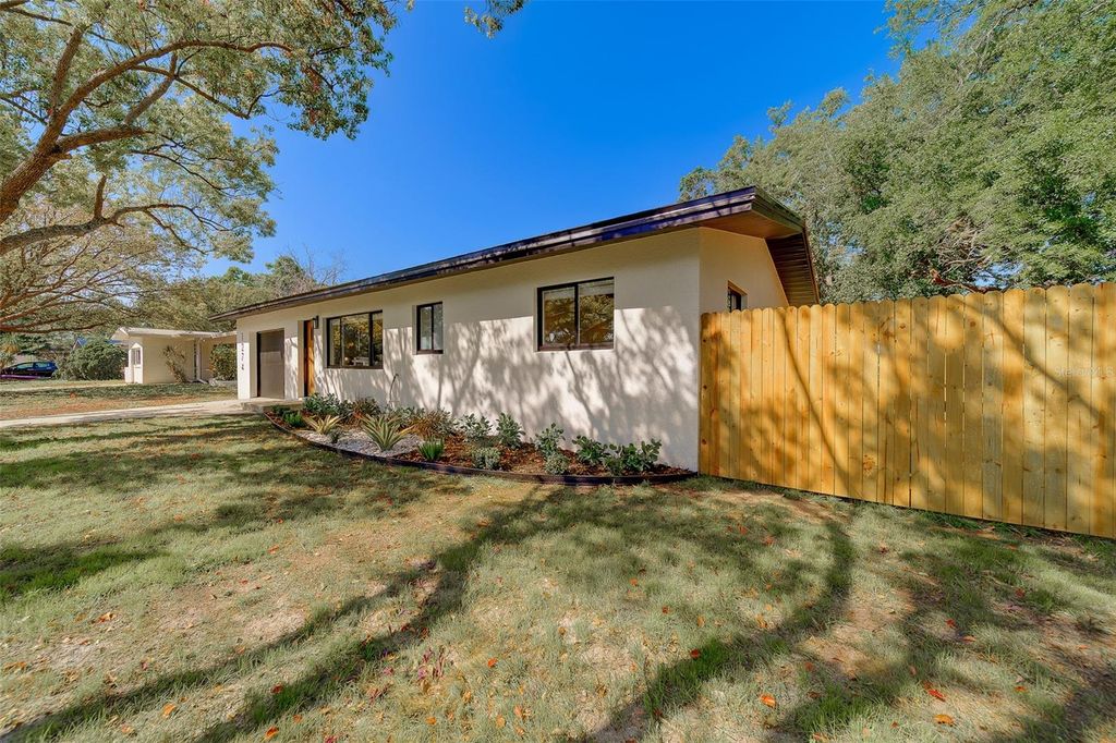 Image 40 of property listing at 1274 ROBIN HOOD LANE, Dunedin, FL 34698