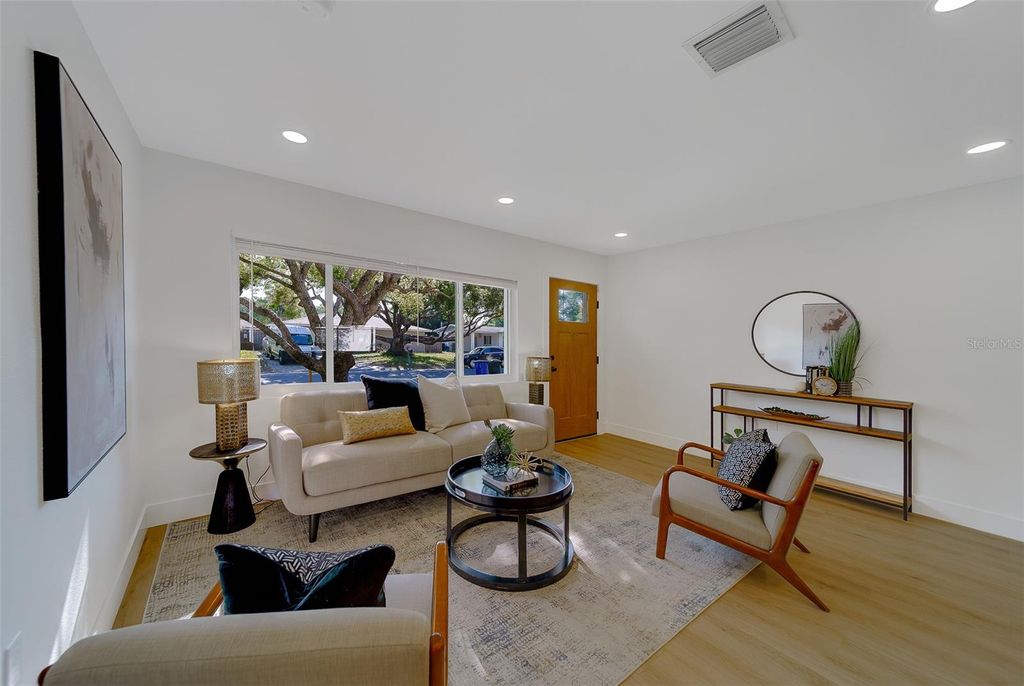 Image 5 of property listing at 1274 ROBIN HOOD LANE, Dunedin, FL 34698