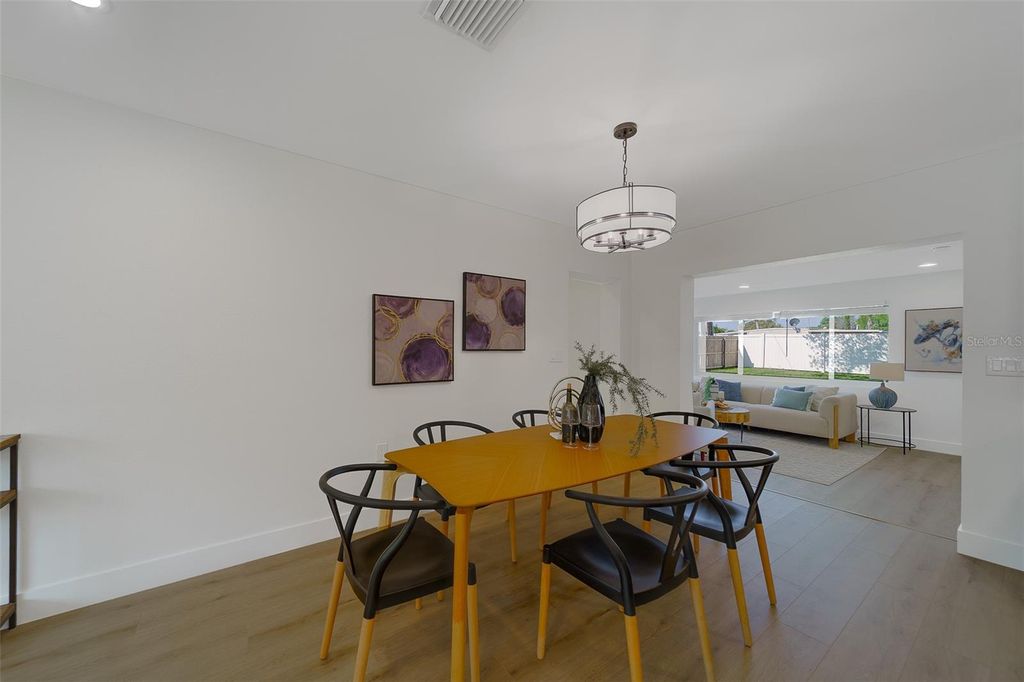 Image 9 of property listing at 1274 ROBIN HOOD LANE, Dunedin, FL 34698