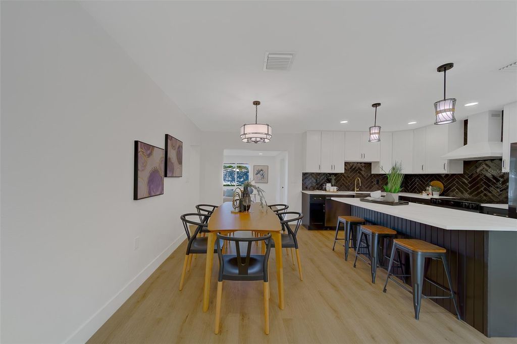 Image 10 of property listing at 1274 ROBIN HOOD LANE, Dunedin, FL 34698