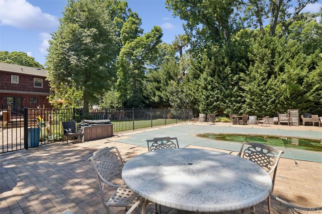 14 Loft Road, Smithtown, NY 11787