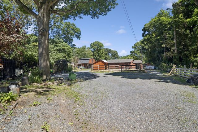 14 Loft Road, Smithtown, NY 11787