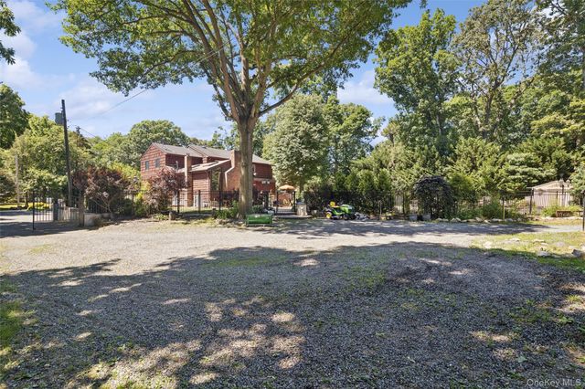 14 Loft Road, Smithtown, NY 11787
