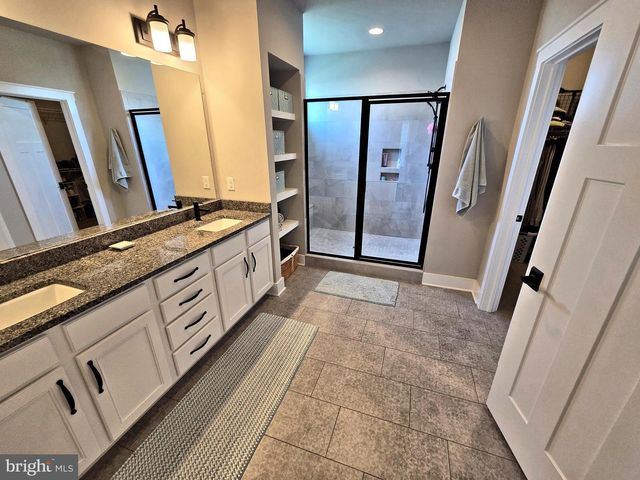 1071 VALLEY CROSSING DR, Lititz, PA 17543