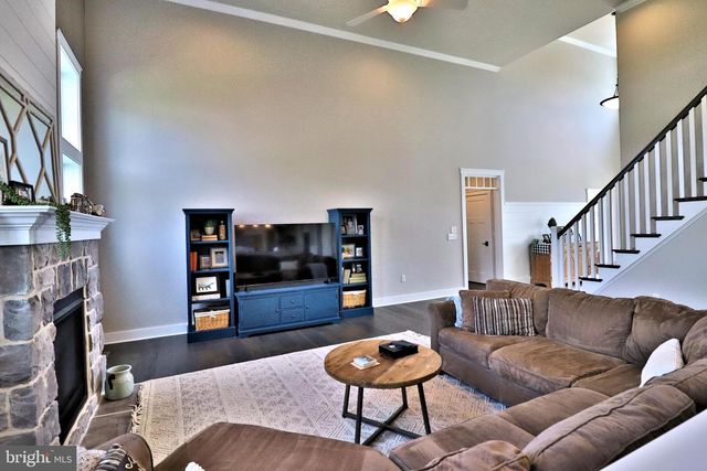 1071 VALLEY CROSSING DR, Lititz, PA 17543