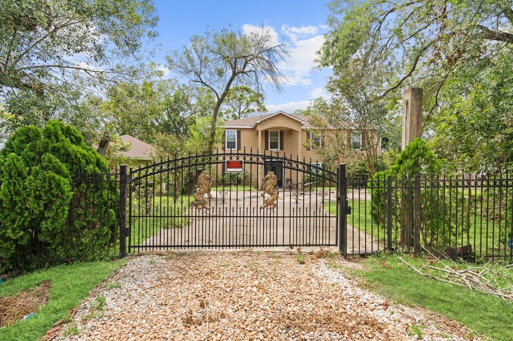 715 Elm Street, Fresno, TX 77545