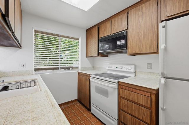 2504 Wanek Road D, Escondido, CA 92027
