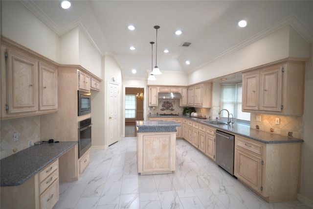 1839 Lake Winds Dr, Missouri City, TX 77459