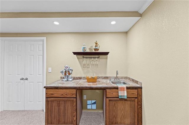 201 E PEACH TREE Lane, Gardner, KS 66030