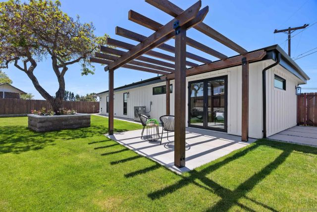 227 Hill Dr, Vista, CA 92083