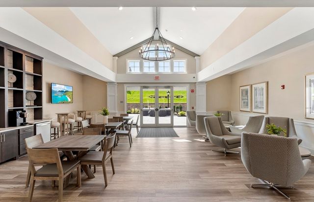 5 Peters Farm Way 206, Westborough, MA 01581