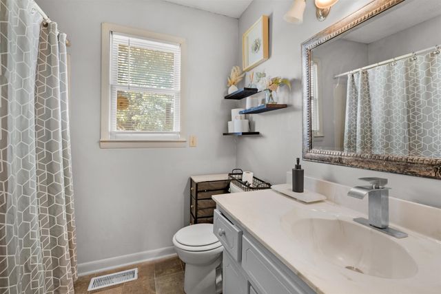 601 Courthouse View St, Lafayette, TN 37083