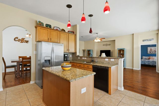 305 HILTON DR, Cibolo, TX 78108