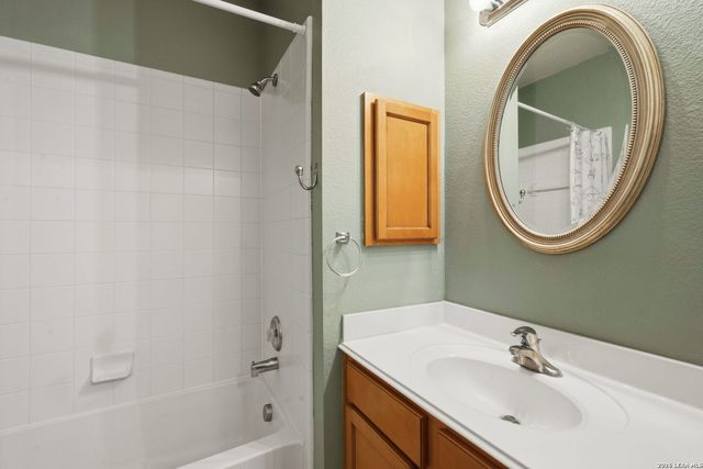305 HILTON DR, Cibolo, TX 78108