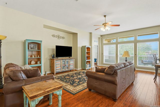 305 HILTON DR, Cibolo, TX 78108