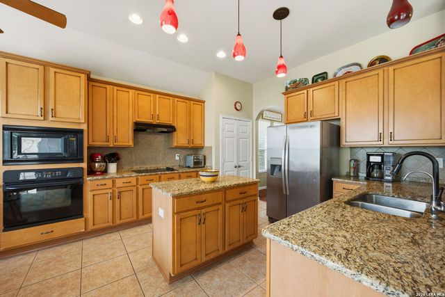 305 HILTON DR, Cibolo, TX 78108