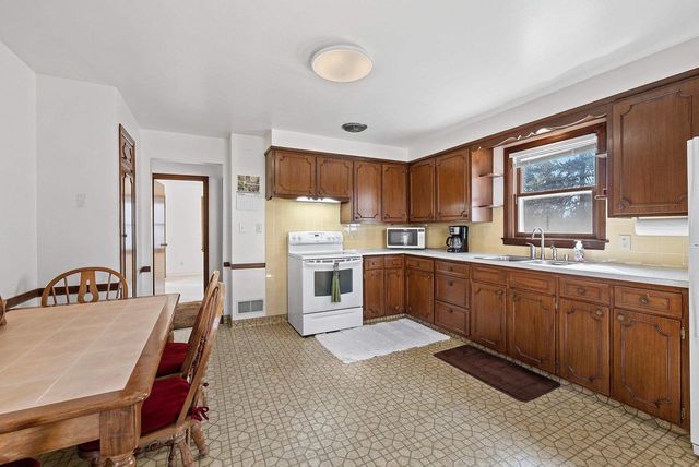 319 E LINCOLN AVENUE, Little Chute, WI 54140