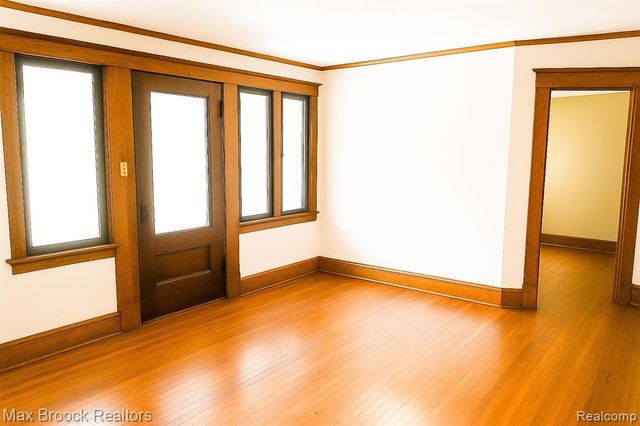 24 Ridge Road, Pleasant Ridge, MI 48069