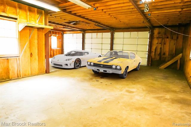 24 Ridge Road, Pleasant Ridge, MI 48069