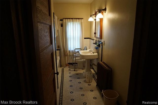 24 Ridge Road, Pleasant Ridge, MI 48069