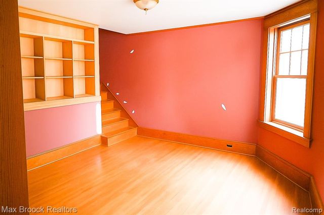 24 Ridge Road, Pleasant Ridge, MI 48069