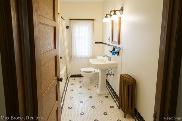 24 Ridge Road, Pleasant Ridge, MI 48069