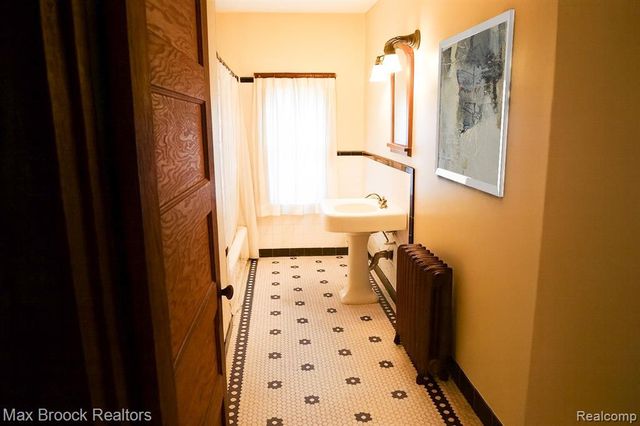 24 Ridge Road, Pleasant Ridge, MI 48069