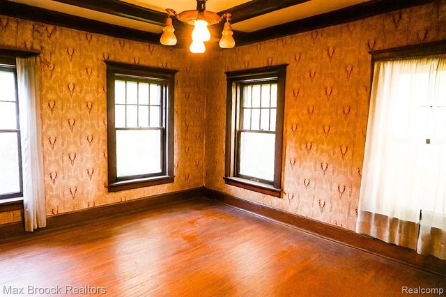 24 Ridge Road, Pleasant Ridge, MI 48069