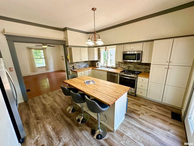 231 N WEBSTER Avenue, Jacksonville, IL 62650