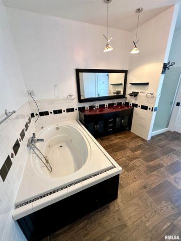 231 N WEBSTER Avenue, Jacksonville, IL 62650