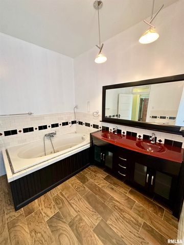 231 N WEBSTER Avenue, Jacksonville, IL 62650