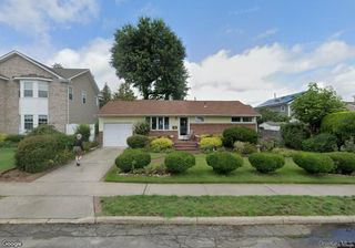 25 Surrey Lane, Plainview, NY 11803