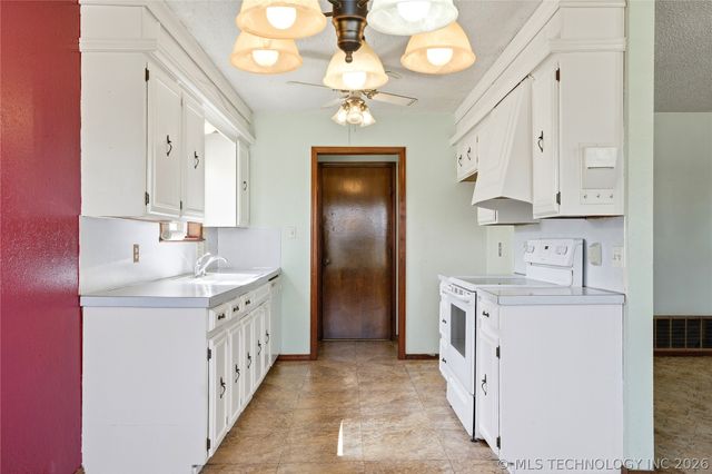 1204 SW 12th Place, Wagoner, OK 74467